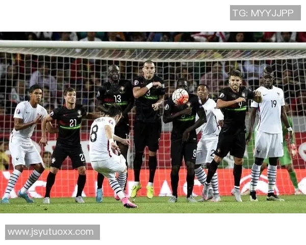 德国国家队与塞尔维亚进行友谊赛展现足球魅力与团队精神 德国国家队与塞尔维亚进行友谊赛展现足球魅力与团队精神